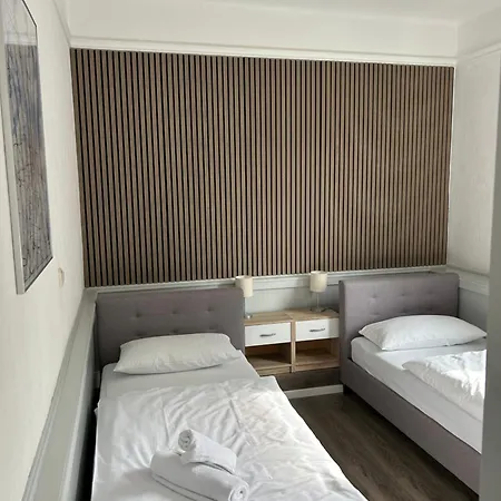 Riverside Airport Hotel *