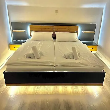 Riverside Airport Hotel *