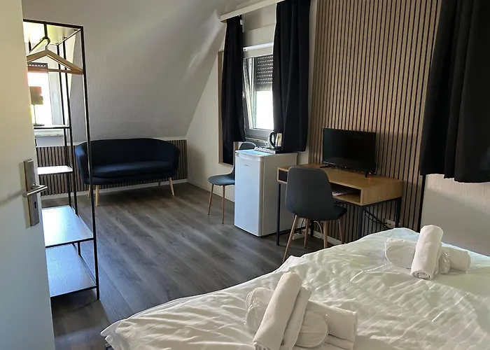 Riverside Airport Hotel *