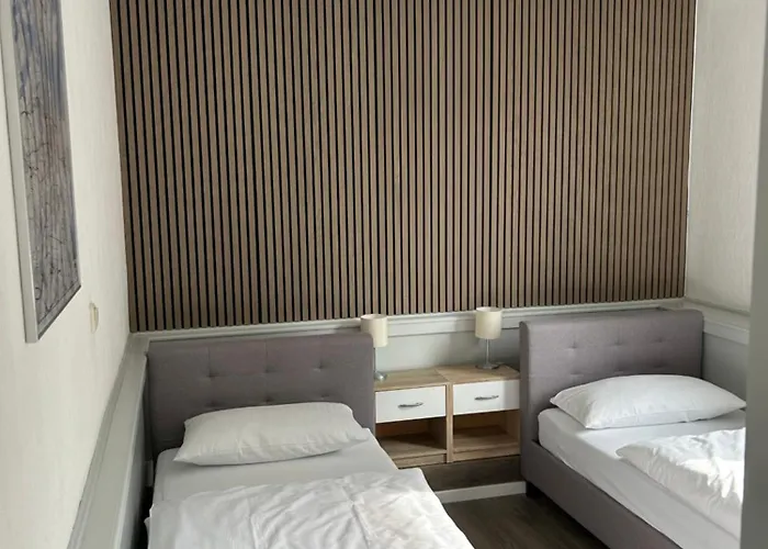 Riverside Airport Hotel *